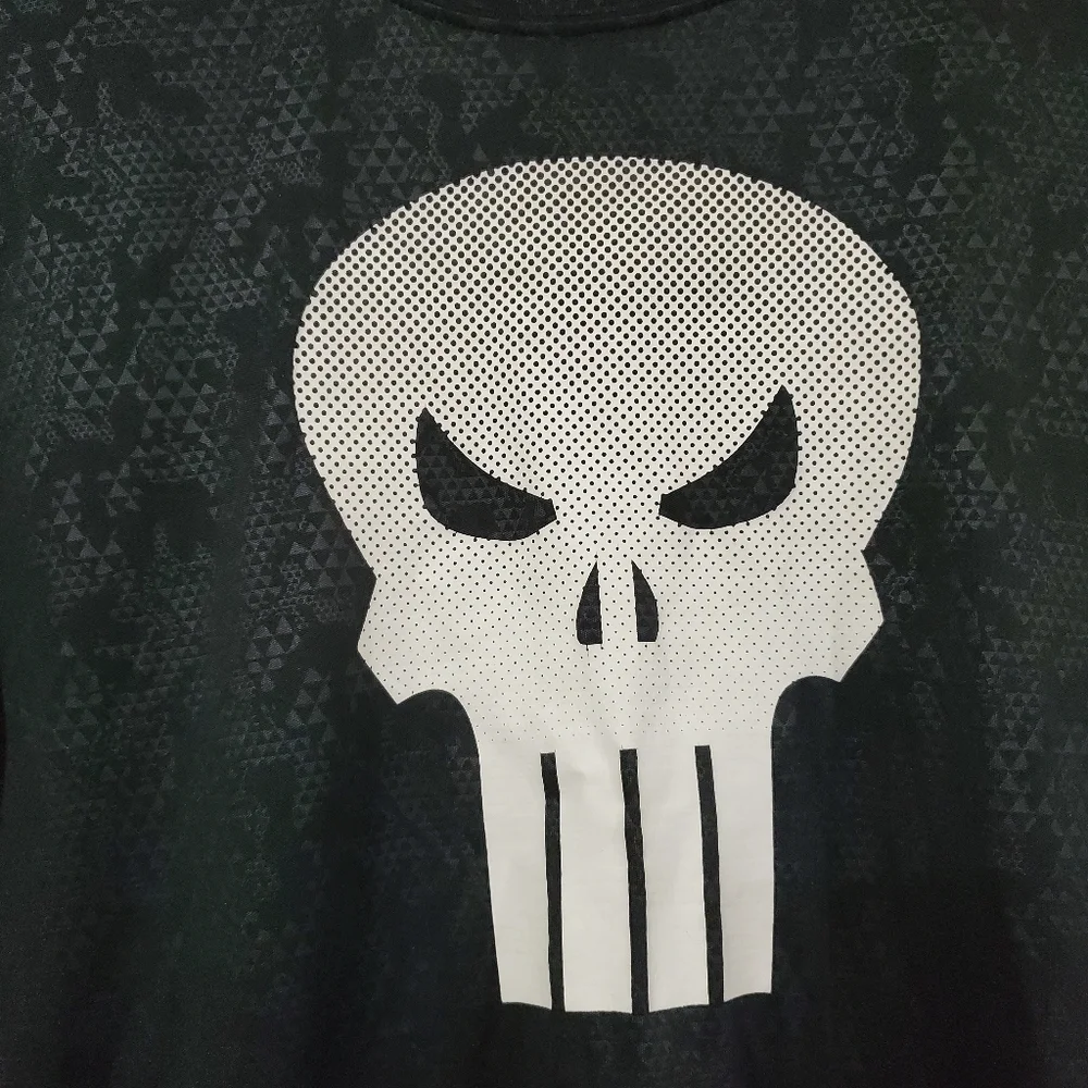 Marvel Punisher Black and White Short Sleeve 100% Polyester Shirt Size Medium - Picture 2 of 7